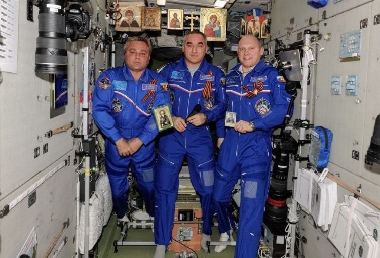 Российские космонавты Сураев, Скворцов и Артемьев